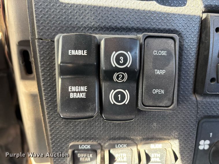 image for item DT5456 2014 Caterpillar CT660L semi truck