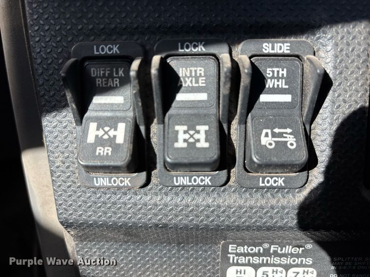 image for item DT5456 2014 Caterpillar CT660L semi truck