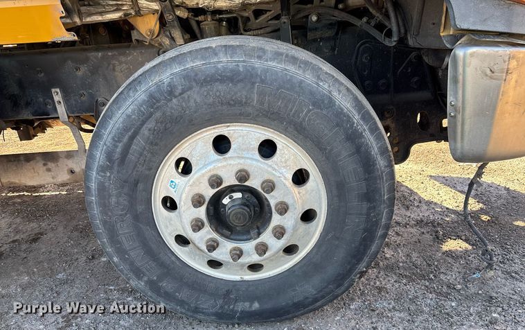 image for item DT5456 2014 Caterpillar CT660L semi truck