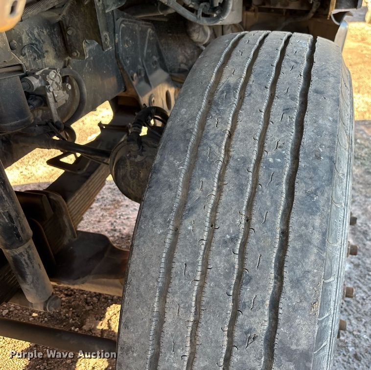 image for item DT5456 2014 Caterpillar CT660L semi truck