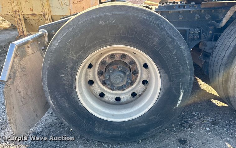 image for item DT5456 2014 Caterpillar CT660L semi truck