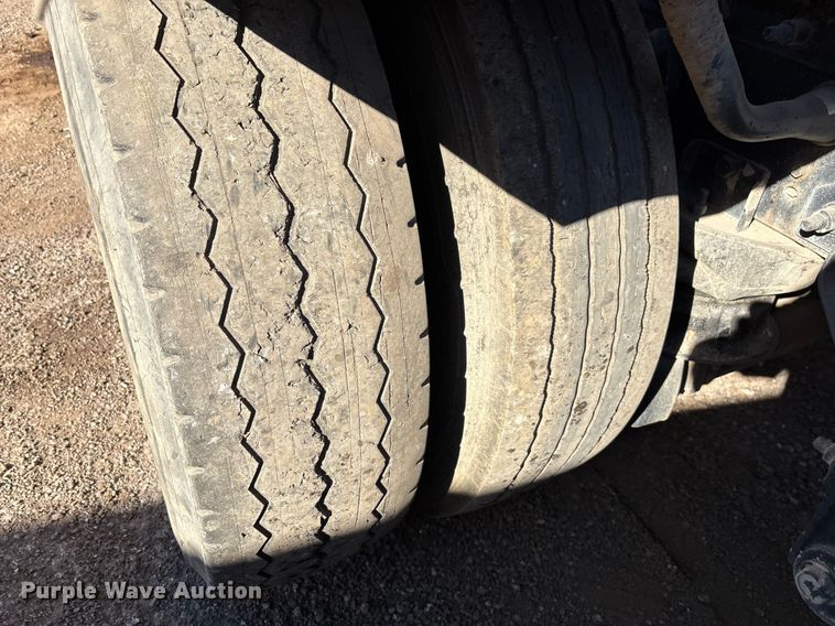 image for item DT5456 2014 Caterpillar CT660L semi truck