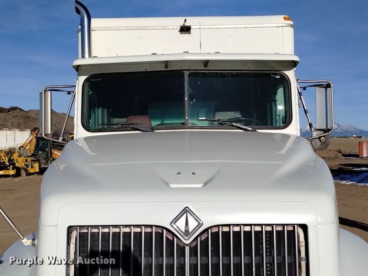 image for item DV6627 1998 International 9400 box truck with mud mixing system