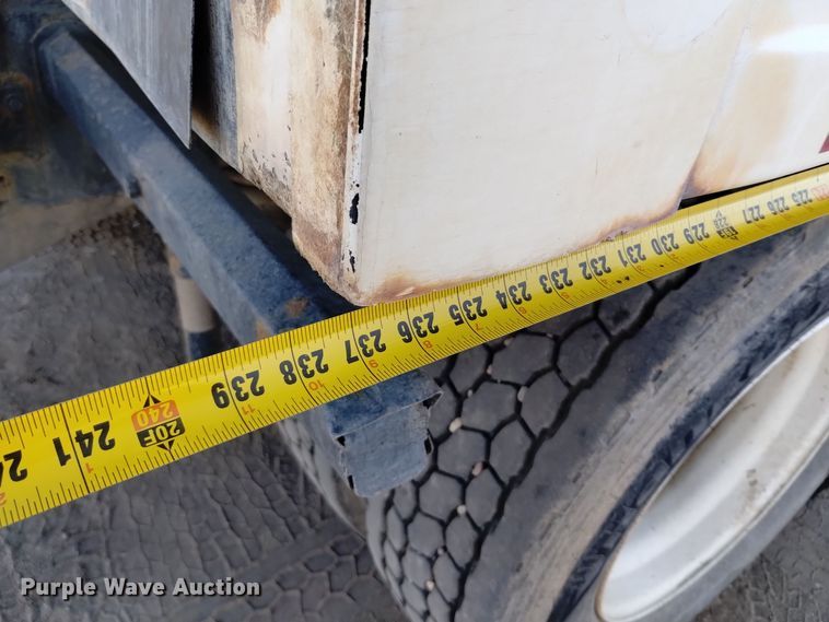 image for item DV6627 1998 International 9400 box truck with mud mixing system