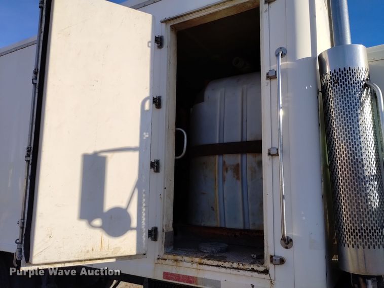 image for item DV6627 1998 International 9400 box truck with mud mixing system