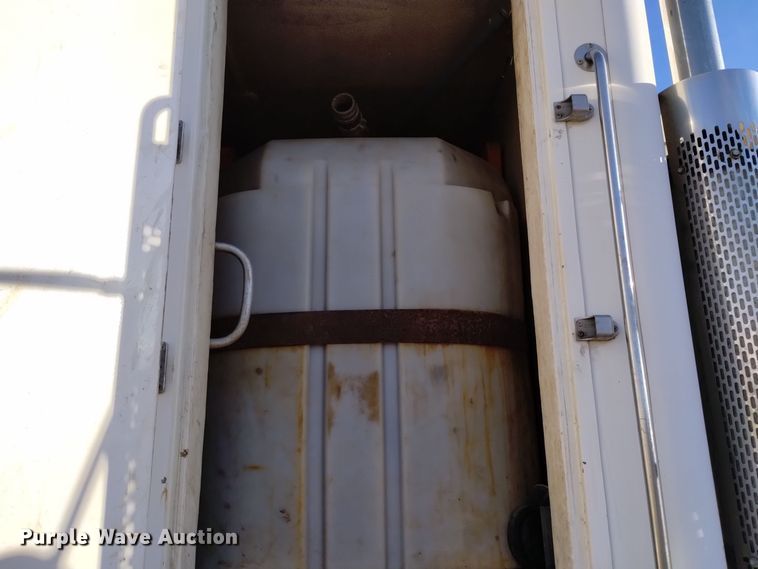 image for item DV6627 1998 International 9400 box truck with mud mixing system