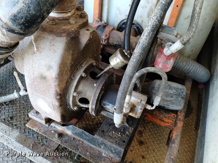 image for item DV6627 1998 International 9400 box truck with mud mixing system