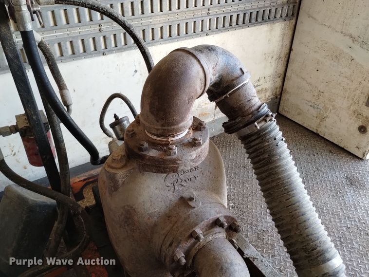 image for item DV6627 1998 International 9400 box truck with mud mixing system