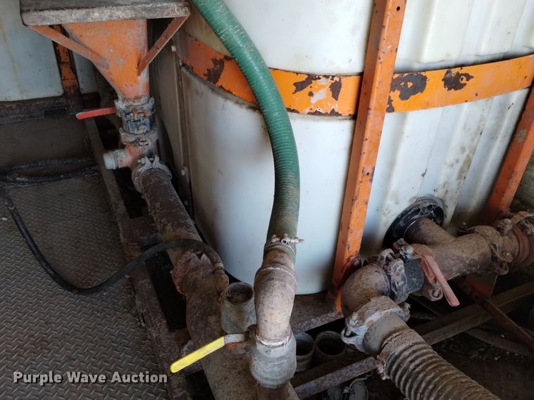 image for item DV6627 1998 International 9400 box truck with mud mixing system