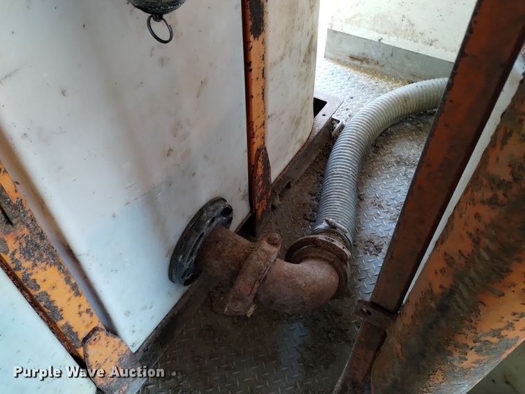 image for item DV6627 1998 International 9400 box truck with mud mixing system