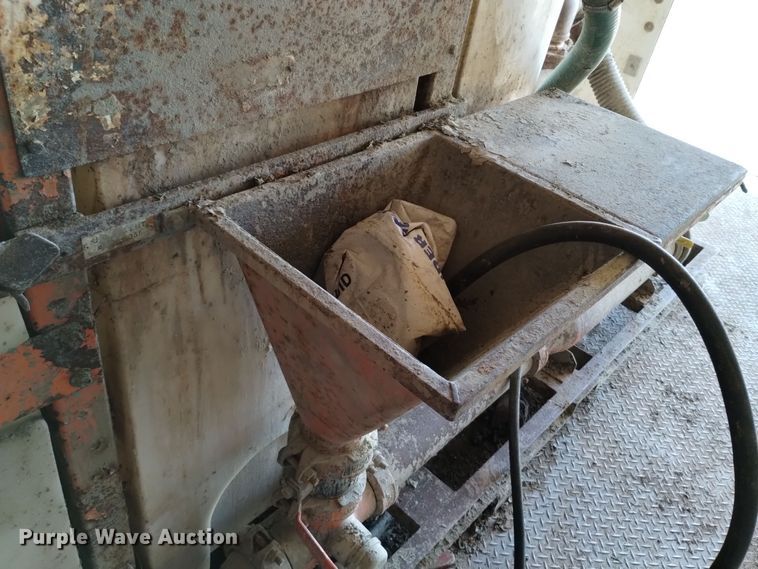 image for item DV6627 1998 International 9400 box truck with mud mixing system