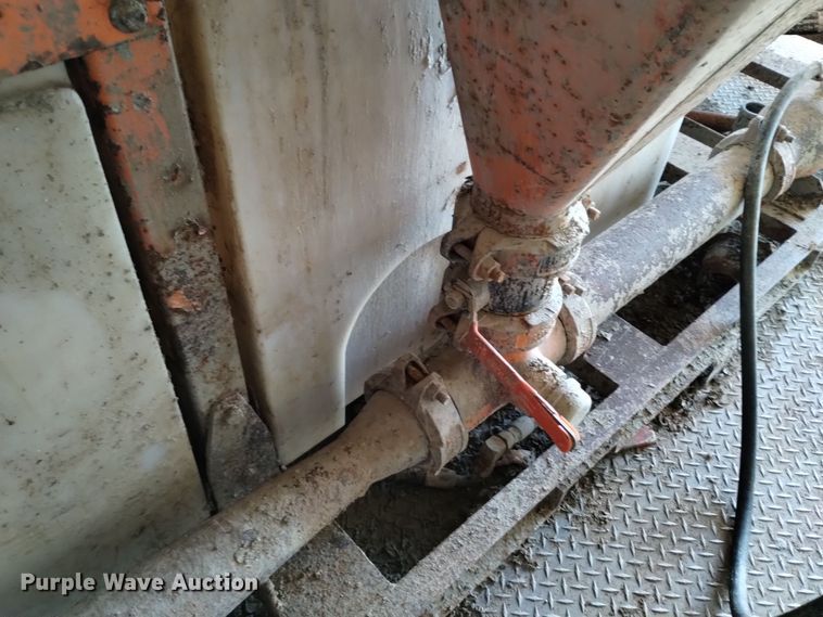 image for item DV6627 1998 International 9400 box truck with mud mixing system