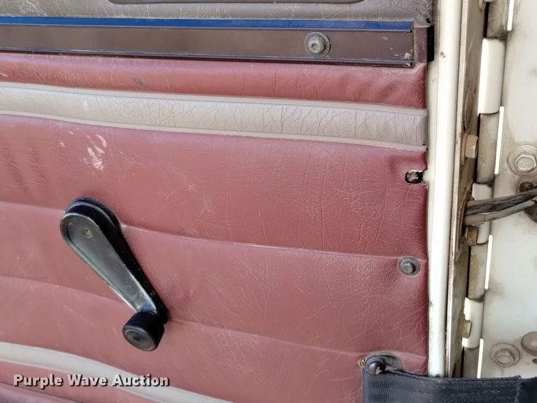 image for item DV6627 1998 International 9400 box truck with mud mixing system