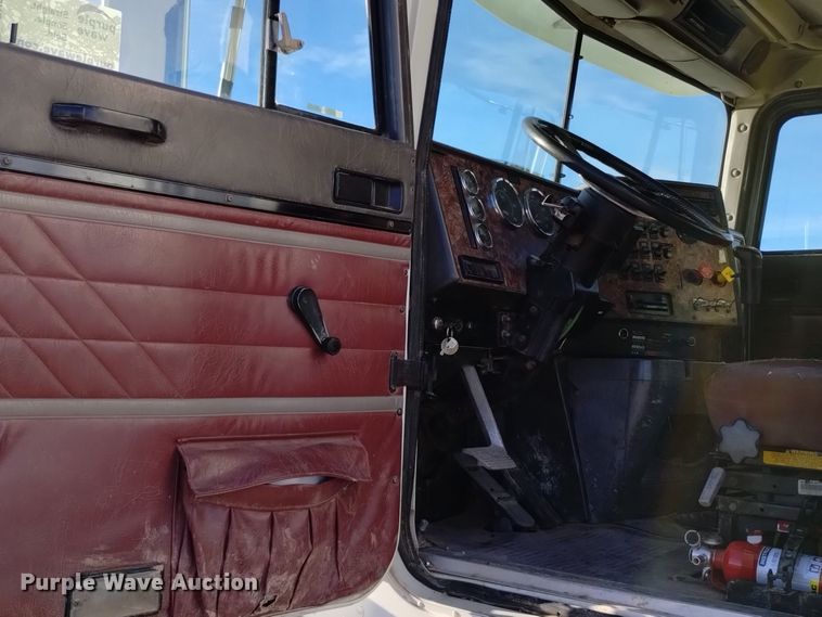 image for item DV6627 1998 International 9400 box truck with mud mixing system