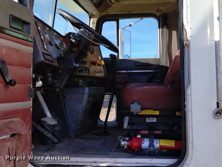 image for item DV6627 1998 International 9400 box truck with mud mixing system