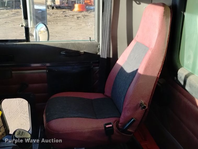 image for item DV6627 1998 International 9400 box truck with mud mixing system