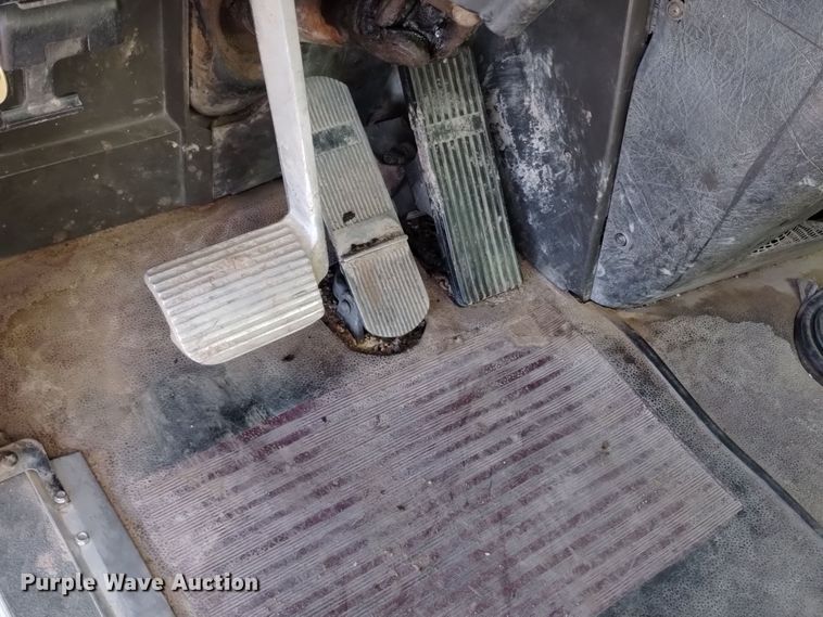 image for item DV6627 1998 International 9400 box truck with mud mixing system