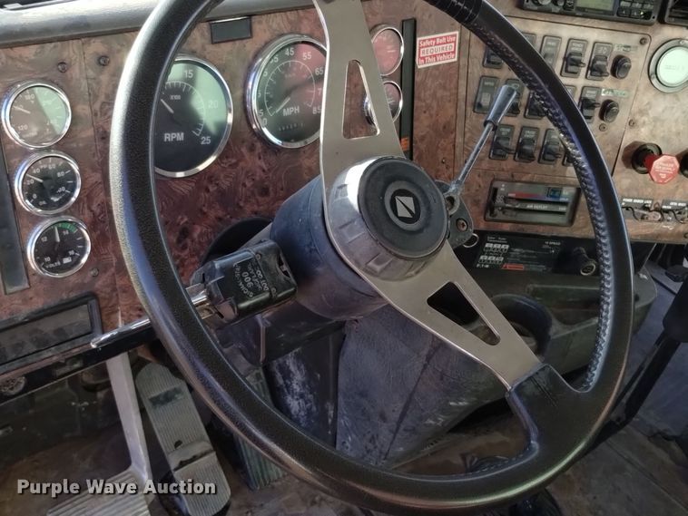 image for item DV6627 1998 International 9400 box truck with mud mixing system