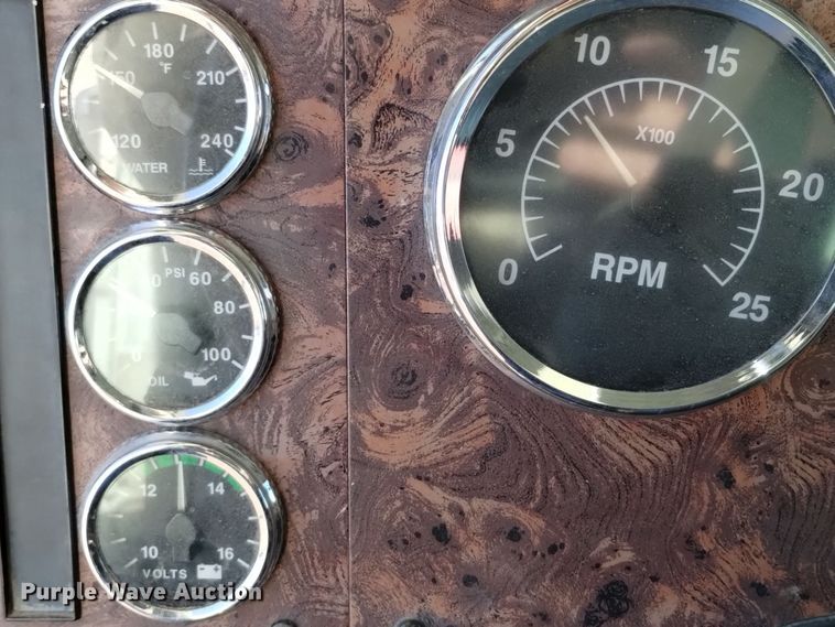 image for item DV6627 1998 International 9400 box truck with mud mixing system