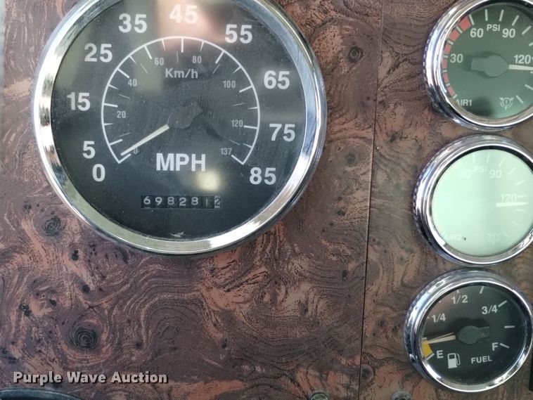 image for item DV6627 1998 International 9400 box truck with mud mixing system