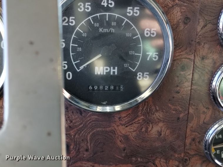 image for item DV6627 1998 International 9400 box truck with mud mixing system