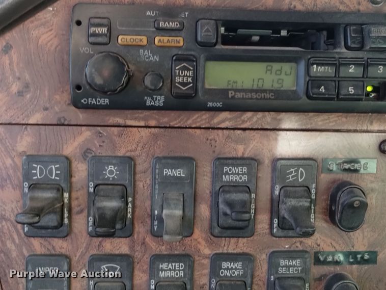 image for item DV6627 1998 International 9400 box truck with mud mixing system