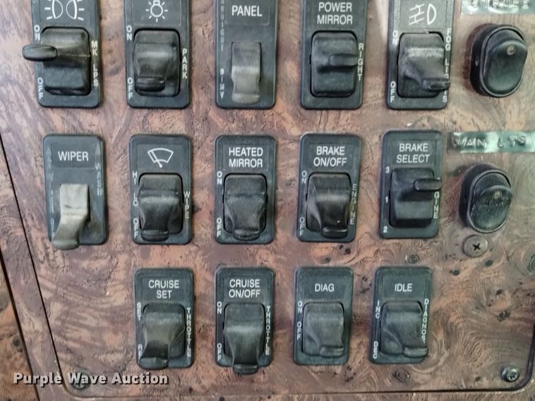 image for item DV6627 1998 International 9400 box truck with mud mixing system