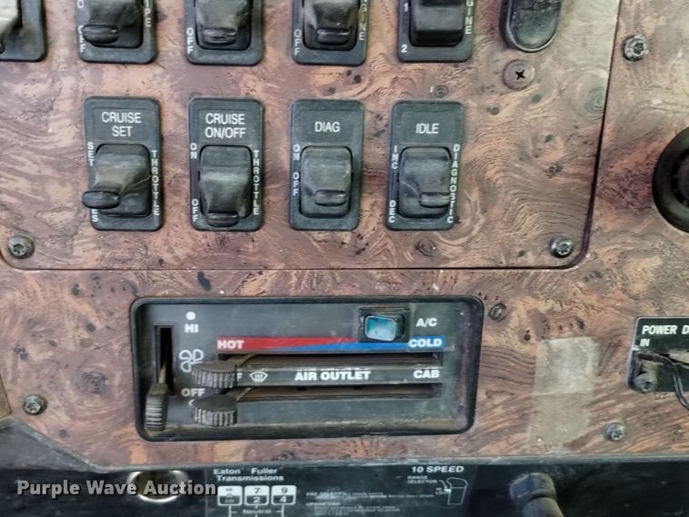 image for item DV6627 1998 International 9400 box truck with mud mixing system