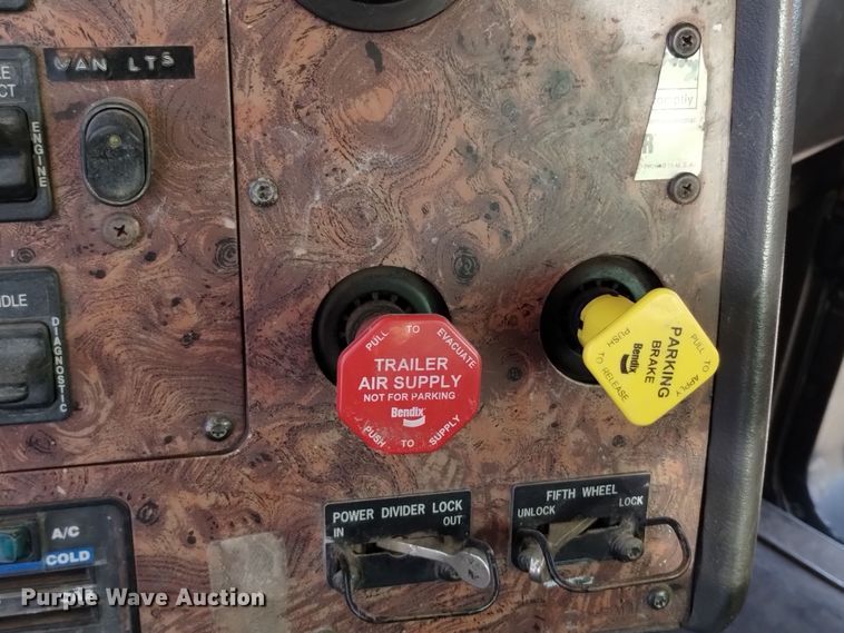 image for item DV6627 1998 International 9400 box truck with mud mixing system