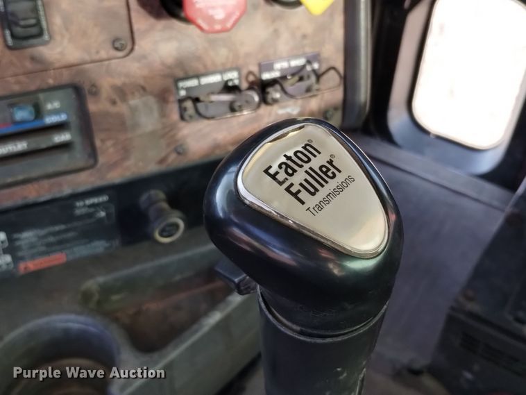 image for item DV6627 1998 International 9400 box truck with mud mixing system