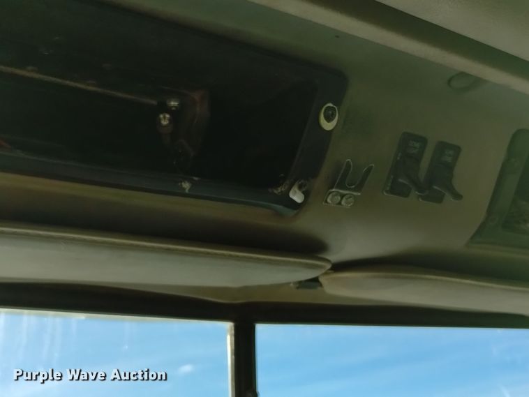 image for item DV6627 1998 International 9400 box truck with mud mixing system