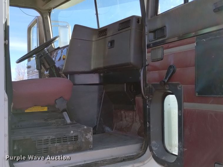 image for item DV6627 1998 International 9400 box truck with mud mixing system