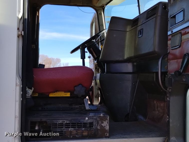 image for item DV6627 1998 International 9400 box truck with mud mixing system