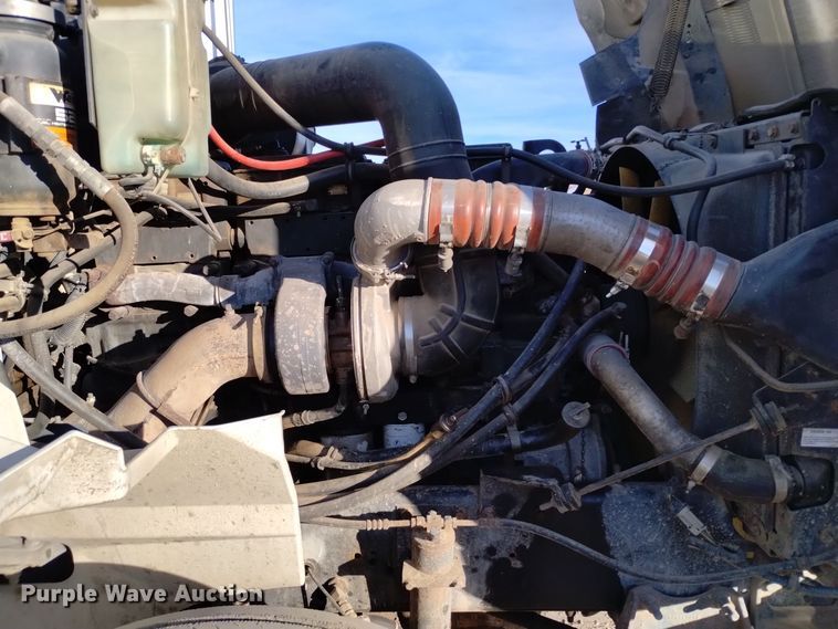 image for item DV6627 1998 International 9400 box truck with mud mixing system