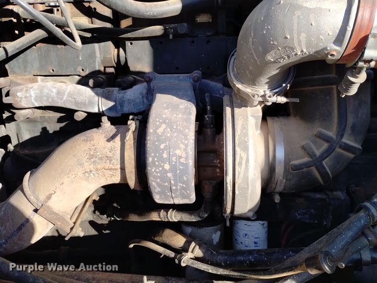 image for item DV6627 1998 International 9400 box truck with mud mixing system