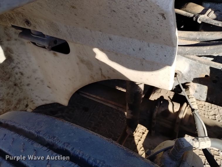 image for item DV6627 1998 International 9400 box truck with mud mixing system