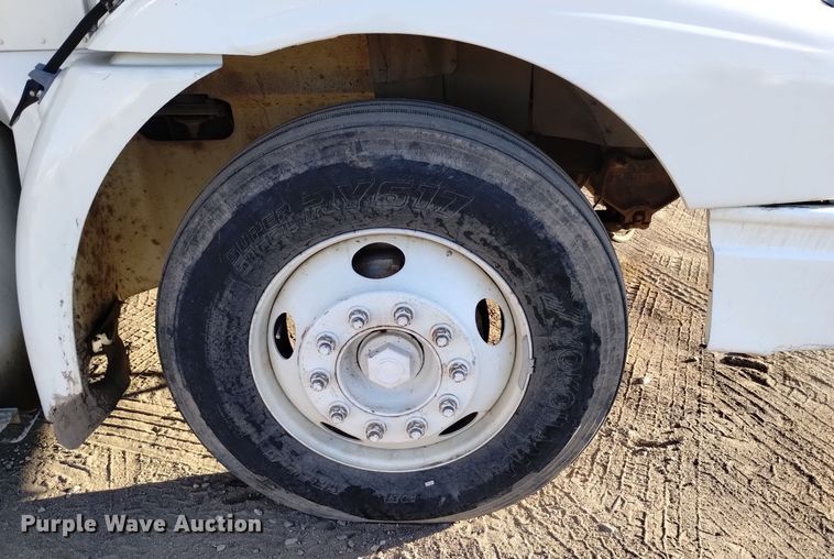 image for item DV6627 1998 International 9400 box truck with mud mixing system