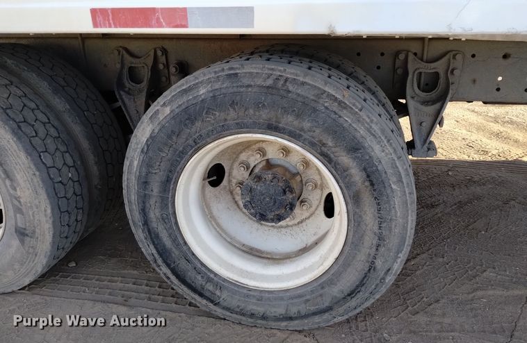 image for item DV6627 1998 International 9400 box truck with mud mixing system