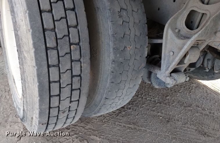 image for item DV6627 1998 International 9400 box truck with mud mixing system