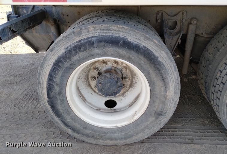 image for item DV6627 1998 International 9400 box truck with mud mixing system