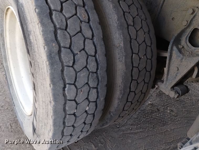 image for item DV6627 1998 International 9400 box truck with mud mixing system