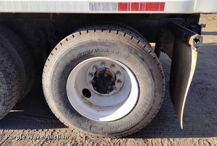 image for item DV6627 1998 International 9400 box truck with mud mixing system