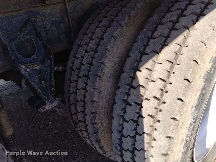 image for item DV6627 1998 International 9400 box truck with mud mixing system