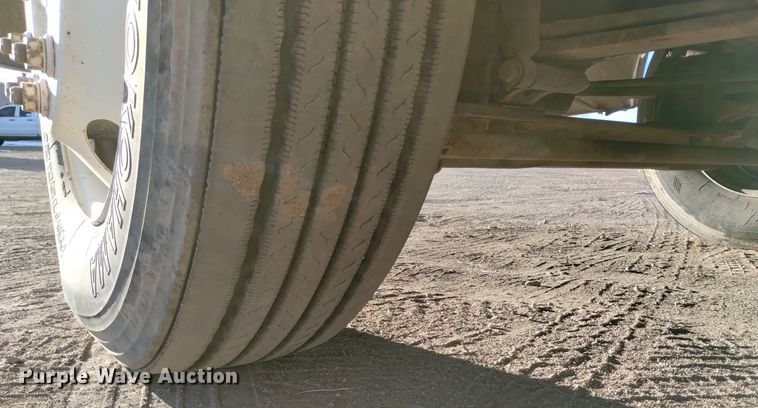 image for item DV6627 1998 International 9400 box truck with mud mixing system