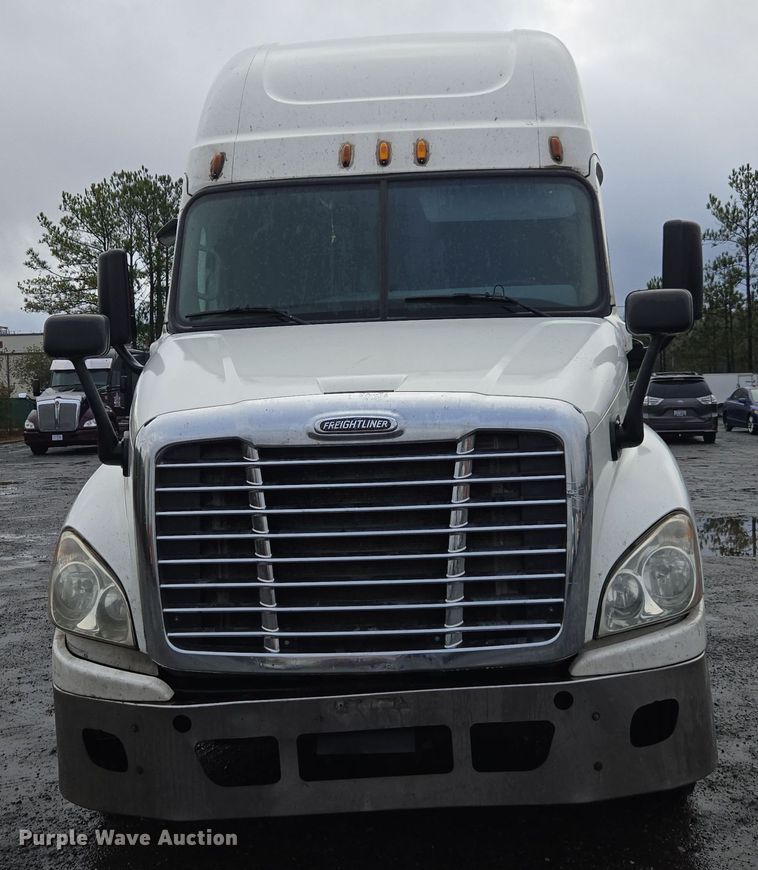 image for item DW1750 2015 Freightliner Cascadia semi truck