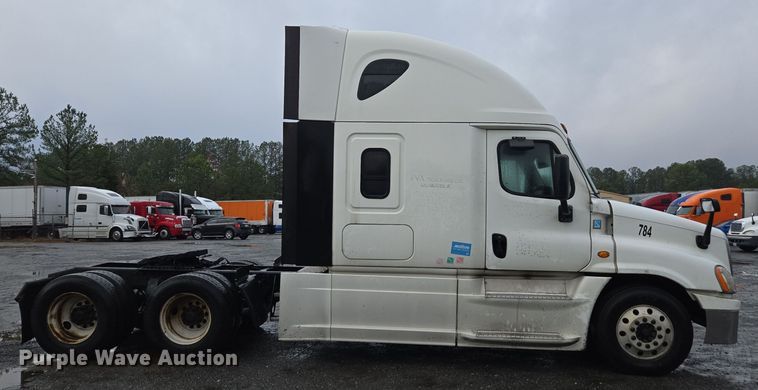 image for item DW1750 2015 Freightliner Cascadia semi truck