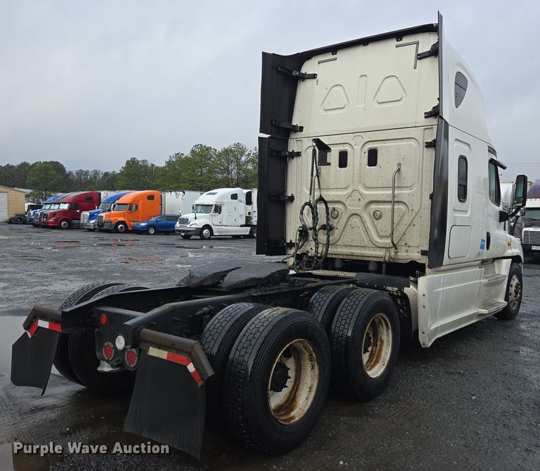 image for item DW1750 2015 Freightliner Cascadia semi truck