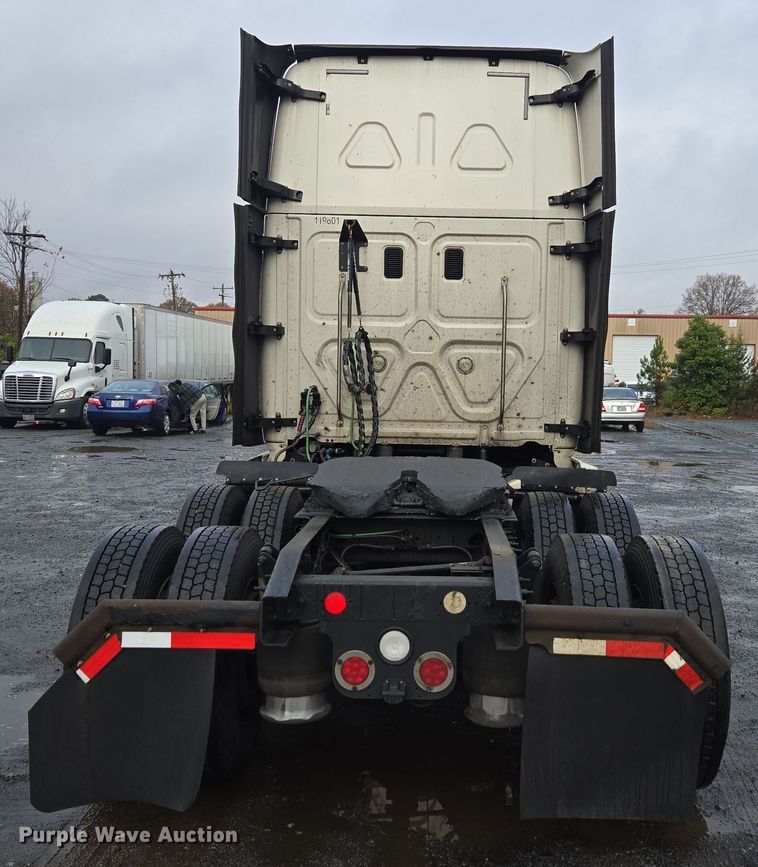 image for item DW1750 2015 Freightliner Cascadia semi truck