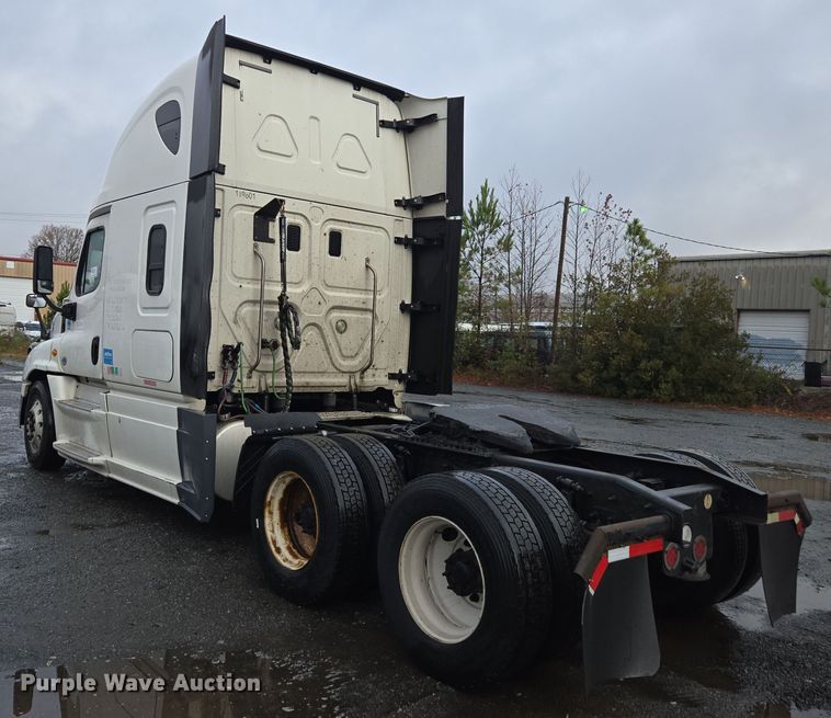 image for item DW1750 2015 Freightliner Cascadia semi truck