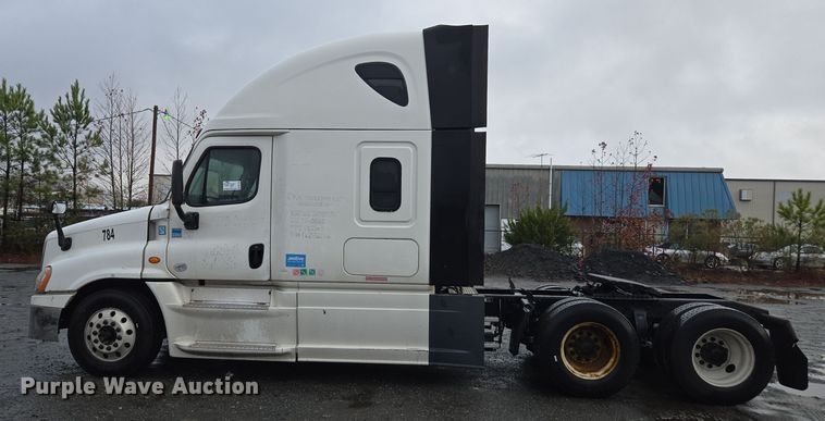 image for item DW1750 2015 Freightliner Cascadia semi truck